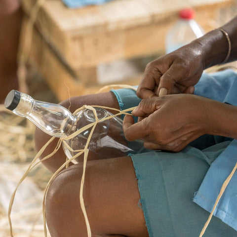 Plantation Flaschen mit Raffia-Netz aus Madagaskar – rumzentrum.at