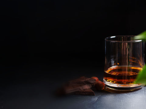 Rum im Glas neben dunkler Schokolade – Pairing Tipps von Rumzentrum