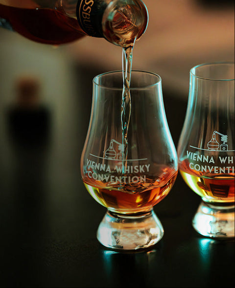 Zwei Whisky-Gläser beim Vienna Whisky Festival Wien – Scotch Whisky und Irish Whiskey im Vergleich