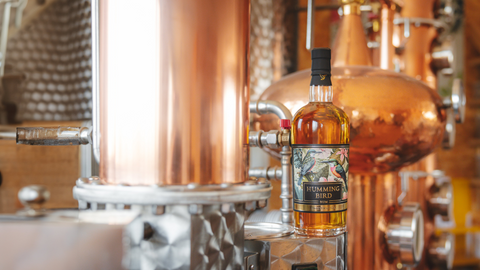 Hummingbird Rum Flasche auf Kupferbrennanlage