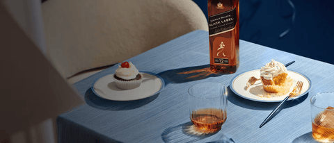 Johnnie Walker am Tisch mit Dessert