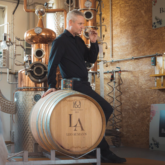 Leo Aumann mit ausgewähltem Hummingbird-Weinfass