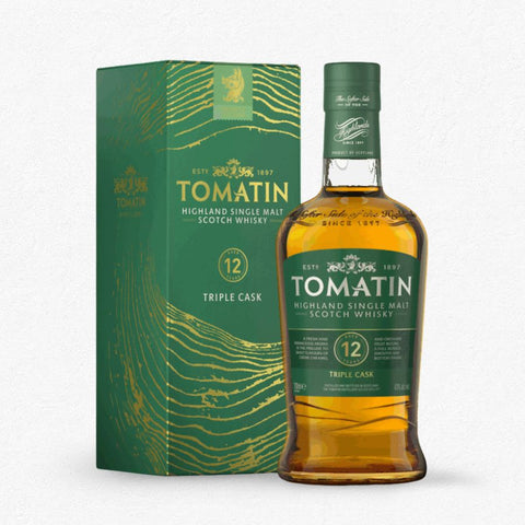 Tomatin 12YO Triple Cask Highland Single Malt Scotch Whisky 43% 0,7L Flasche frontal vor hellem Hintergrund